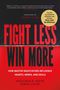 "Fight Less, Win More" in großen roten Buchstaben. Schriftzug: Vorwort von Chris Voss. Zusatzinfo in gelbem Kreis., Buch