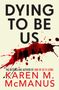 Text: "DYING TO BE US" und "KAREN M. McMANUS". Silhouetten vor blutigem Hintergrund.