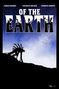 "OF THE EARTH" mit Personen und Pumpe, Hand steckt Pistole ins Hosenband, blauer Himmel im Hintergrund.