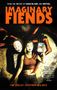 "IMAGINARY FIENDS" in orange. Frau mit FBI-Ausweis, von einer unheimlichen Kreatur mit Tentakeln umarmt.