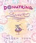 „DONUTRINA in THE NUTCRACKER SWEET“ von HELEN YOON. Illustration: Maus in einem verzuckerten Donutkleid, pastellfarbene Bonbons., Buch