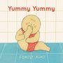 "Yummy Yummy" oben, "FOREST XIAO" unten. Illustration: Baby in rotem Badeanzug, Fuß im Mund, auf blauem Boden.
