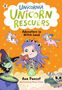 "Unicornia Unicorn Rescuers: Adventure in Witch Land" von Ana Punset. Illustration: Mädchen mit Einhornhaarband, Hexe, Bücher.