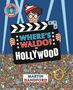 Ein Mann mit Brille und Mütze hält eine Filmklappe mit dem Text: "WHERE’S WALDO? IN HOLLYWOOD". Großer Menschenandrang.