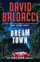 "DAVID BALDACCI, DREAM TOWN, AN ARCHER NOVEL." Ein rotes Auto fährt eine von Palmen gesäumte Straße entlang.