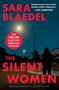 "Sara Blaedel: THE SILENT WOMEN" und "Over 3 Million Louise Rick Books Sold Worldwide." Frau im Dunkeln unter Straßenlampe.