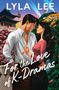 "LYLA LEE" oben, "For the Love of K-Dramas" unten. Illustration eines Paares vor Kirschblüten und einem koreanischen Gebäude.