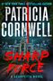 „#1 New York Times Bestselling Author Patricia Cornwell. Sharp Force: A Scarpetta Novel.“ Dahinter ein düsteres Herrenhaus.