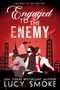 "Engaged to the Enemy" oben, "Lucy Smoke" unten. Illustration: Mann und Frau sitzen vor Skyline, rot-schwarz-weißes Farbschema., Buch