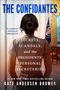 „The Confidantes: Secrets, Scandals, and the Presidents’ Personal Secretaries“ von Kate Andersen Brower. Frau vor Bürotür.