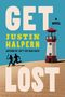 Große Buchstaben "GET LOST", darunter "JUSTIN HALPERN". Ein Leuchtturm und zwei Menschen rennen auf sandigem Boden.