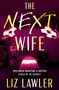 Text: „THE NEXT WIFE“ und „WHO KNEW MARRYING A DOCTOR COULD BE SO DEADLY?“
Ein OP-Saal mit OP-Lampe und Tisch., Buch