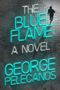 "The Blue Flame: A Novel, George Pelecanos" in hellblauer und weißer Schrift. Im Hintergrund ein Stadtplan und eine Person.