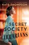 Text: "Kate Thompson: The Secret Society of Librarians". Porträt einer Frau zur Seite blickend vor einem unscharfen Hintergrund., Buch