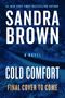„#1 New York Times Bestselling Author Sandra Brown, Cold Comfort, A Novel“, dunkler, winterlicher Wald im Hintergrund.