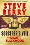 "Steve Berry", "The Sorcerer's Veil", "Grant Blackwood". Großes Maske-Design auf einer Karte.