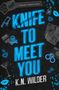 Der Text lautet "A Hemlock Society Novel", "KNIFE TO MEET YOU", "K.N. WILDER". Drumherum sind Symbole wie Messer, Herzen und Handschellen., Buch