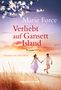 „Verliebt auf Gansett Island“ von Marie Force, Übersetzung: Lotta Fabian. Paar spaziert am Strand, blühende Äste, Sonnenuntergang.