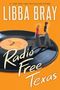 Text: "LIBBA BRAY", "Radio Free Texas", "a novel". Zwei Personen laufen auf einer Schallplatte., Buch