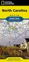 National Geographic, North Carolina, Guide Map, Road Map & Guide. Bild einer Landkarte und Küstenlandschaft mit Leuchtturm.