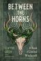 "BETWEEN THE HORNS", "ELWYNN GREEN", "A Book of Liminal Witchcraft". Geweihte Schädelsilhouette mit Schlange.