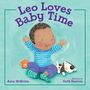 "Leo Loves Baby Time" in lila Buchstaben. Ein fröhliches Kleinkind sitzt aufrecht, umgeben von Spielzeug., Buch