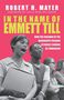 Text: "Robert H. Mayer, Foreword by Leslie-Burl McLemore, IN THE NAME OF EMMETT TILL, How the Children of the Mississippi Freedom Struggle Showed Us Tomorrow." 

Drei junge Menschen marschieren und singen, eine Frau hält ein Notizbuch.