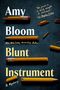 Text: "Amy Bloom", "New York Times Bestselling Author", "Blunt Instrument", "A Mystery", "Her prose is so finely wrought it shimmers." - Los Angeles Times.  
Kaputte Bleistifte auf dunklem Hintergrund.