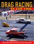 "DRAG RACING IN THE 1960s" steht im Vordergrund. Zwei Rennautos auf einer Strecke. Zuschauer im Hintergrund.