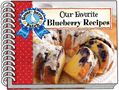 „Our Favorite Blueberry Recipes“ steht oben. Logo: Eine Gans mit blauem Band. Ein Heidelbeerkuchen mit Zuckerguss.