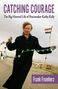 „CATCHING COURAGE“, „The Big-Hearted Life of Peacemaker Kathy Kelly“. Frau tanzt mit Girlande, syrische Flagge im Hintergrund., Buch