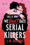 Texte: "THIS IS WHY WE DON'T DATE SERIAL KILLERS", "She can fix him", "a novel", "L.M. GILMORE". Illustration: Frau umarmt Mann mit verstecktem Messer.