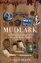 „Mudlark: In Search of London’s Past Along the River Thames“ von Lara Maiklem. Verschiedene Fundstücke wie Pfeifen.