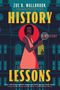 "History Lessons", "a mystery", "Zoe B. Wallbrook". Illustration: Frau in grünem Kleid durch Schlüsselloch bei einem Regal., Buch