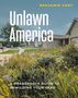 Unlawn America, Benjamin Vogt. Ein verwilderter Vorgarten in einer Vorstadt mit Häusern im Hintergrund., Buch