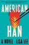 Text: „AMERICAN HAN A NOVEL LISA LEE“. Illustration: Stäbchen halten eine flammenartige Form. Hintergrund: Türkis.