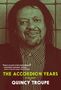"THE ACCORDION YEARS: a memoir. QUINCY TROUPE." Ein Mann mit Dreadlocks lächelt vor einem gekachelten Hintergrund., Buch