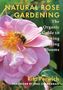 "Natural Rose Gardening: The Organic Guide to Growing Amazing Blooms" zeigt eine Biene auf einer rosa Blüte.