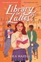 „Library or Lattes?“ ist ein Buchcover mit einer Frau in der Mitte, zwei Männer im Hintergrund und Bücherregale., Buch
