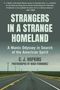 "STRANGERS IN A STRANGE HOMELAND" in großen Buchstaben. Darunter eine gerade Landstraße, die in der Ferne verschwindet., Buch