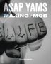 Text: "A$AP YAMS MAKING OF A MOB" und "BYRON HAWES". Tätowierte Finger mit dem Wort "LIFE". Schwarz-Weiß-Fotografie., Buch