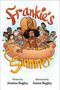 „Frankie's Summer“, ein Kind in einem riesigen Hotdog-Kostüm, umringt von fröhlichen Menschen.