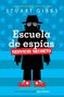 "Escuela de espías. Servicio Secreto." Illustration eines Spions mit Hut und Sonnenbrille vor blauem Hintergrund mit Sternen.
