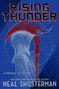 RISING THUNDER, A PREQUEL TO SCYTHE, Neal Shusterman. Rote Sense auf blauem Hintergrund mit grafischen Elementen., Buch