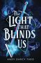 Der Text „The Light That Blinds Us“ und „Andy Darcy Theo“. Eine Kette, ein Schwert, blaues Licht und florale Ornamente.