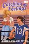 „Catching Feelings: A Varsity Novel“ von Emily Charlotte. Illustration: Junge im Trikot und Mädchen mit Buch auf Tribüne., Buch