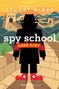 Text: "STUART GIBBS", "spy school", "GOES EAST", "a spy school novel". 

Illustration: Silhouette eines Agenten vor der Chinesischen Mauer.