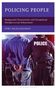 "Policing People" von Toby Miles-Johnson, ein Polizist verhaftet eine Person in Handschellen von hinten.