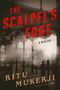 "The Scalpel's Edge. A Mystery. Ritu Mukerji." Zwei Personen im Schatten unter einem Eisenbalkon in einer alten Stadtansicht., Buch