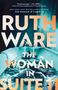 "THE WOMAN IN SUITE 10: A NOVEL von RUTH WARE" steht in großen Buchstaben über einer gefüllten Badewanne., Buch